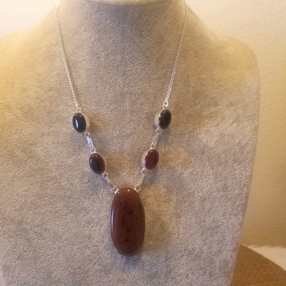 FABULOUS NECKLACE NWOT